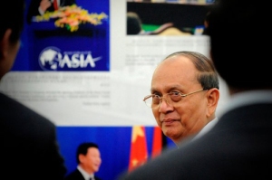 Tổng thống Myanmar Thein Sein tại một cuộc triển lãm ảnh nhân dịp kỉ niệm 60 năm ngày ra đời "5 nguyên tắc chung sống hòa bình". Ảnh: Pool 